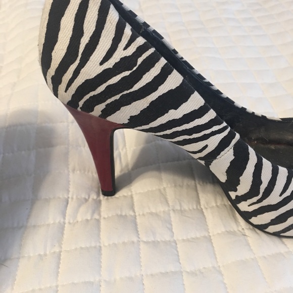 Zebra print and red heels - Picture 2 of 4